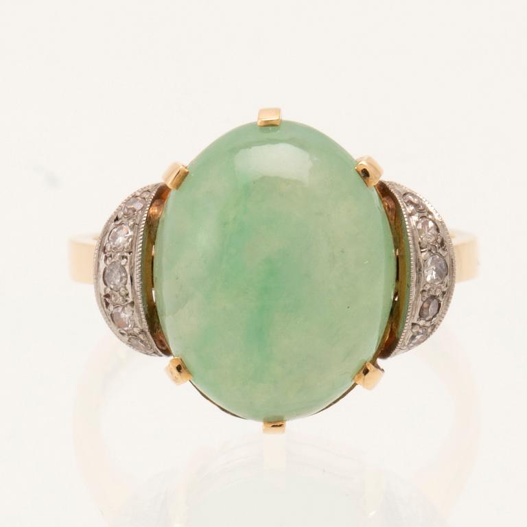 Börje Löfgren, ring 18K vitt och rött guld med ovalt cabochonslipad jadeite och enkelslipade diamanter Stockholm 1964.