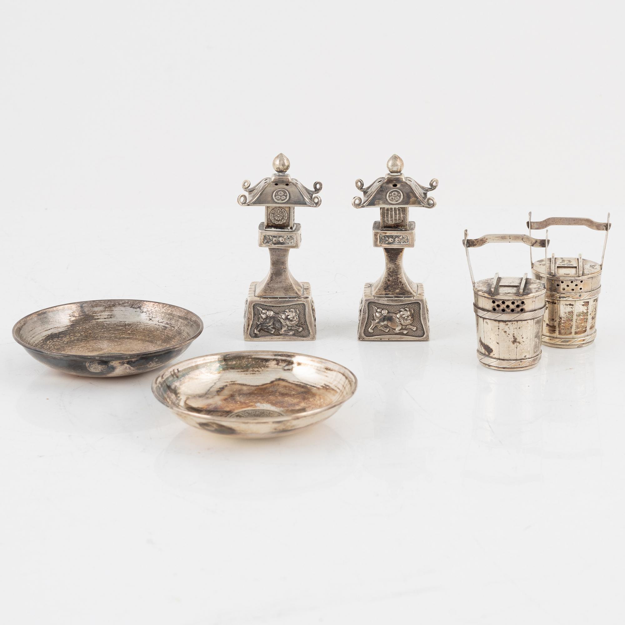 A set of two silver dishes, and four silver salts, 20th Century.