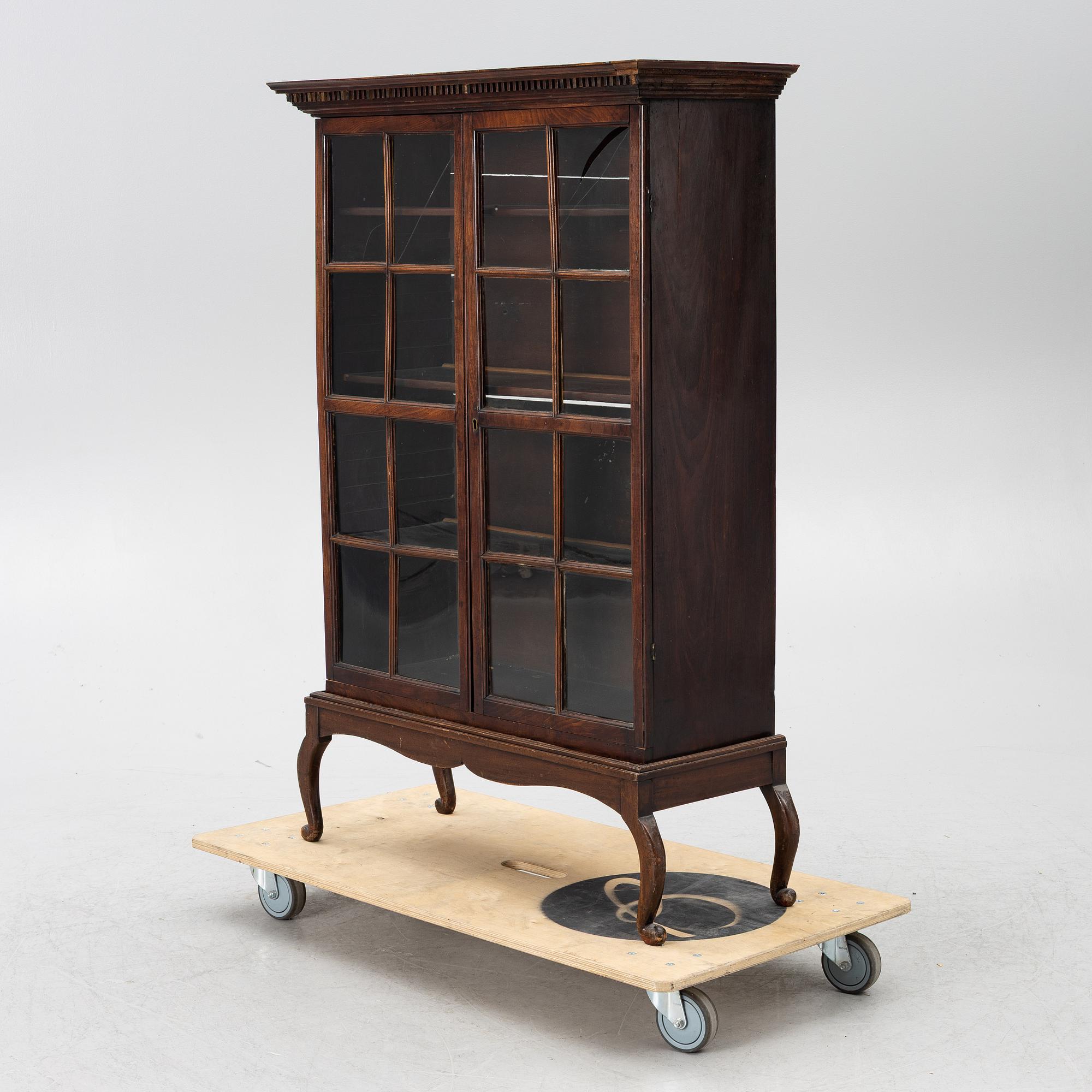 Display cabinet, 19th century.