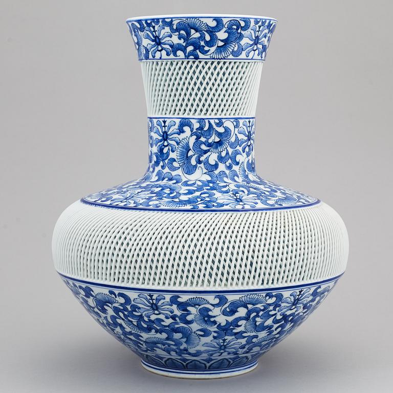 A large Japanese blue and white vase, 20th century.