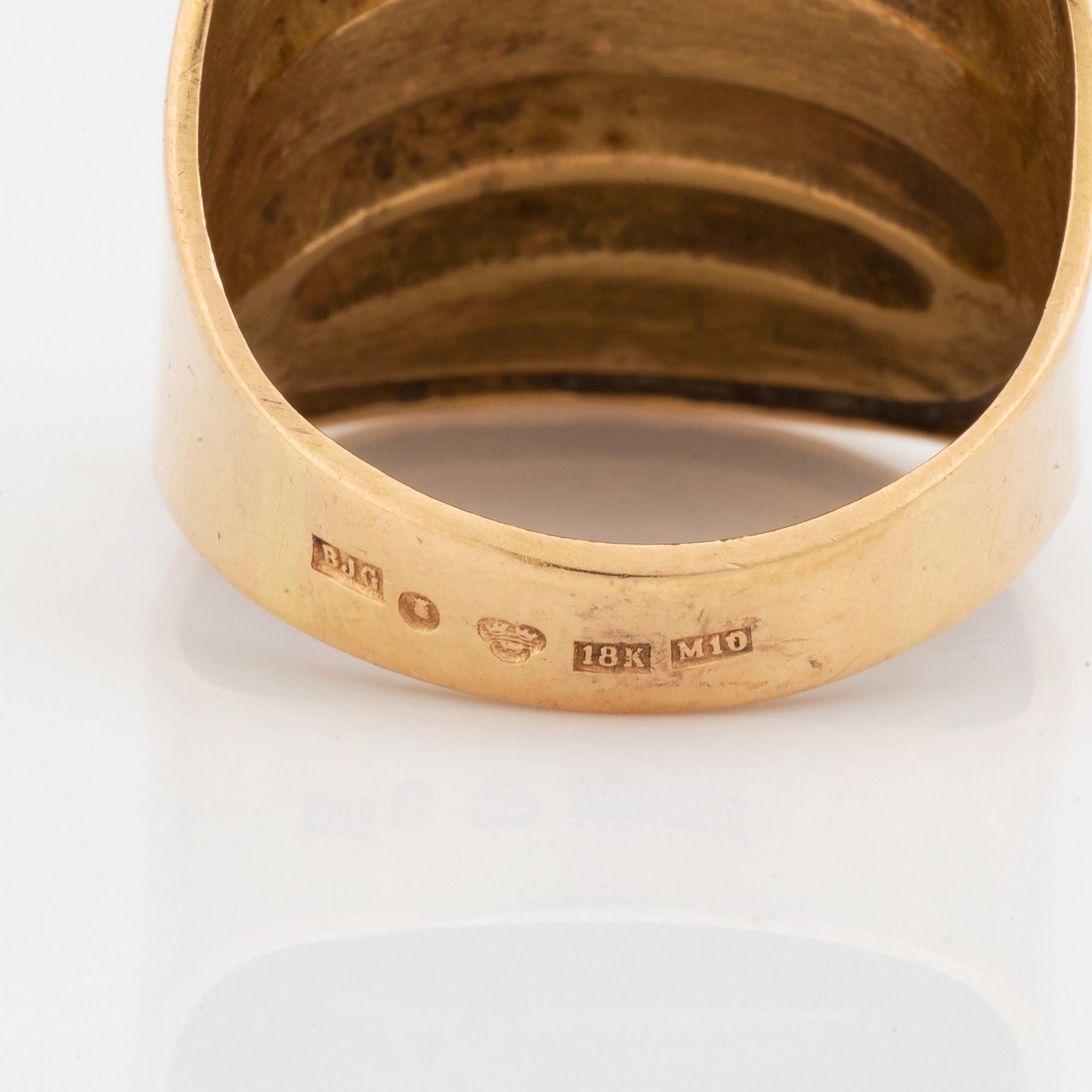 En ring och ett par örhängen 18K guld.