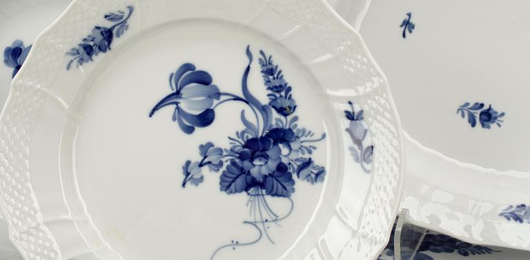 SERVISDELAR, 90 st, "Blå blomst", Royal Copenhagen.