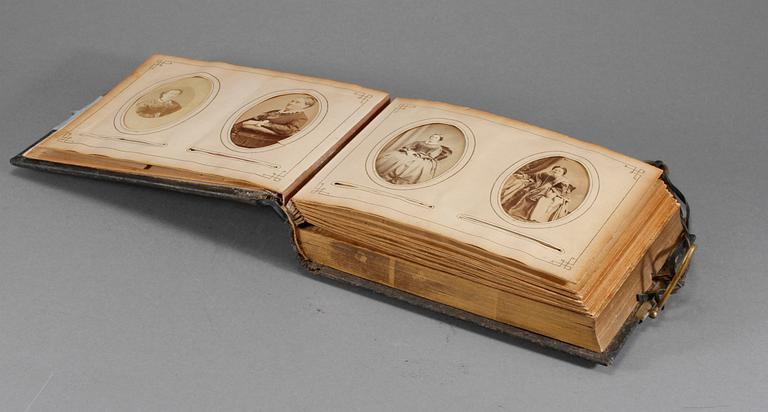 FOTOALBUM med SPELDOSA, Sverige, kring sekelskiftet 1900.