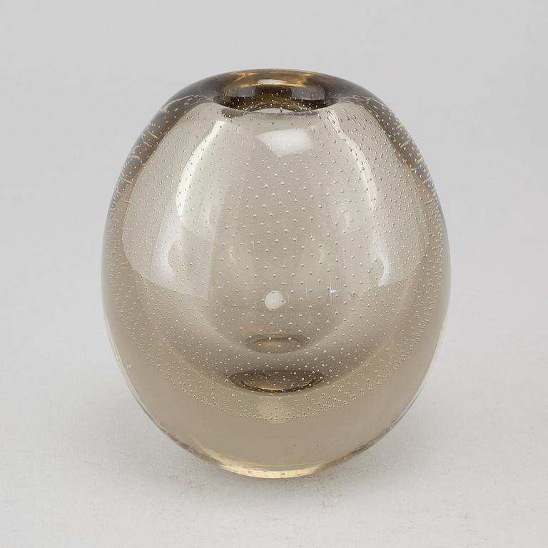 A glass vase by Gunnel Nyman, signed and dated 1947.