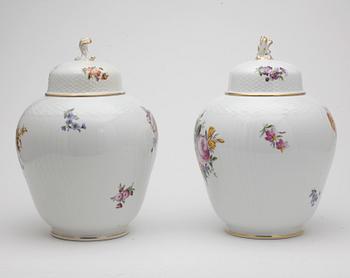 URNOR, ett par, porslin Sachsisk blomst, Kunglig dansk.