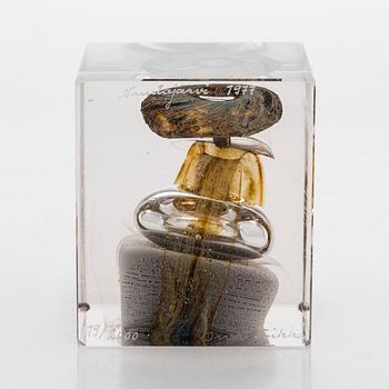 Oiva Toikka, an annual glass cube, signed Oiva Toikka, Nuutajärvi 1977 and numbered 119/2000.