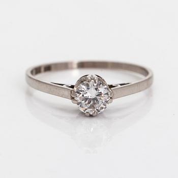 Ring, 18K vitguld med briljantslipad diamant.