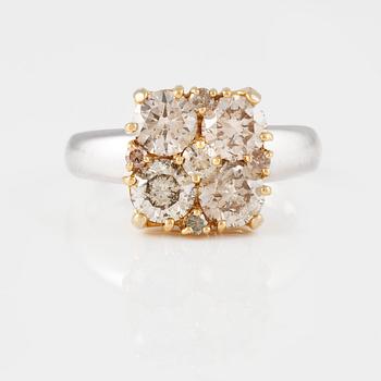 RING, 18K guld och vitguld med briljantslipade diamanter ca 2.15 ct. Vikt 5,4 gram.