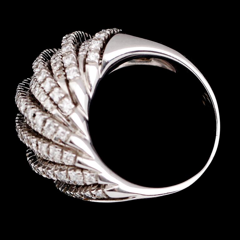 RING, 18 k vitguld, briljantslipade diamanter tot ca 1.50 ct. Total vikt ca 19 g.