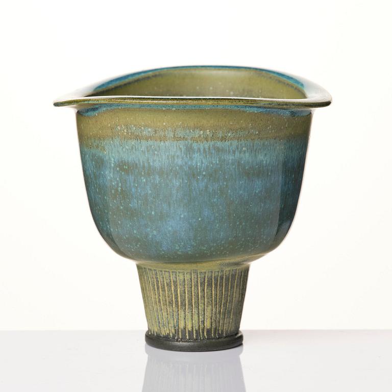 Wilhelm Kåge, a set of three Farsta stoneware footed bowls, Gustavsberg Studio 1950s.