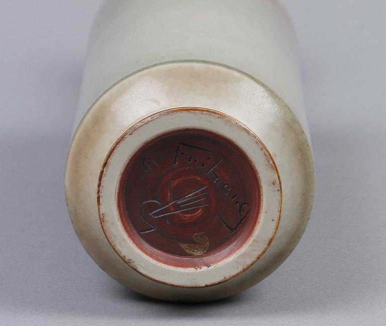 VAS, stengods, Berndt Friberg, Gustavsberg. Sign Friberg med studiohanden.