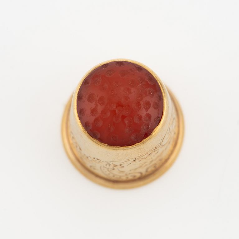 Thimble, 18K gold and carnelian.