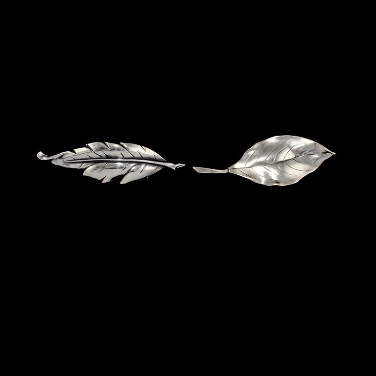BROSCHER, 2 st, silver, delvis Georg Kaplan, Stockholm, 1965. Vikt 8 g.