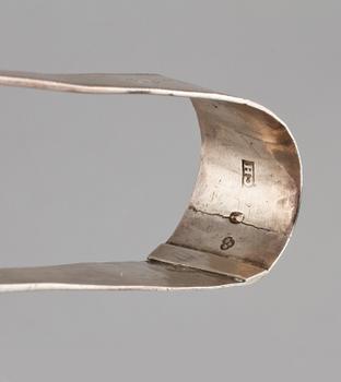 TÄNGER, 5 st, silver samt nysilver, 1800-tal respektive 1900-tal.