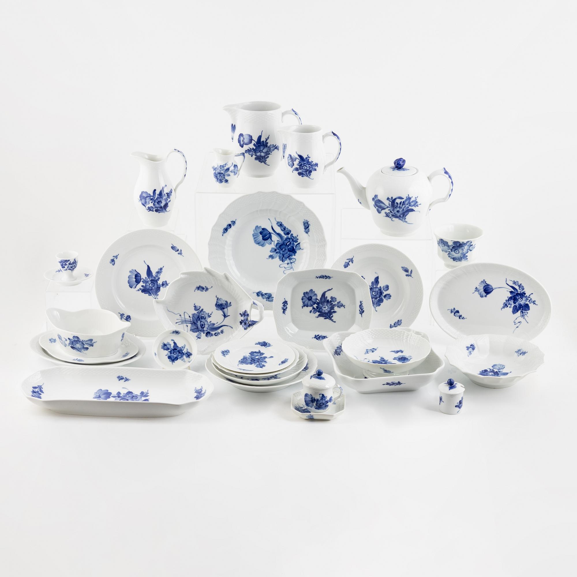 Sevisdelar, porslin, 83 delar, "Blå Blomst", Royal Copenhagen, Danmark.