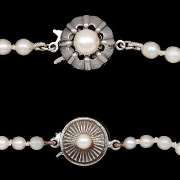 COLLIER, 2 st, odlade pärlor, lås i silver samt pärla, 1900-tal.