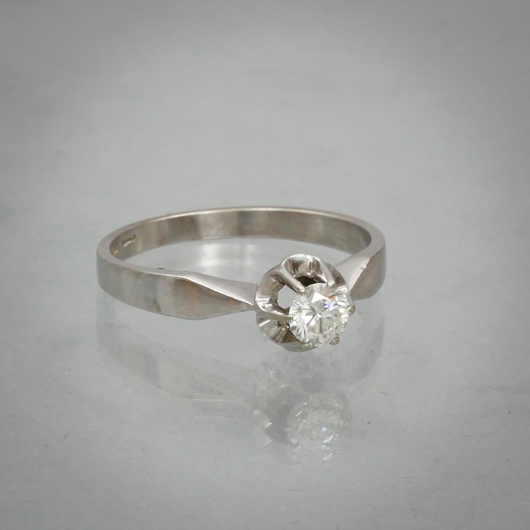 RING 18k vitguld med briljantslipad diamant tot ca 0,28 ct enligt gravyr. Vikt 3,2 g.