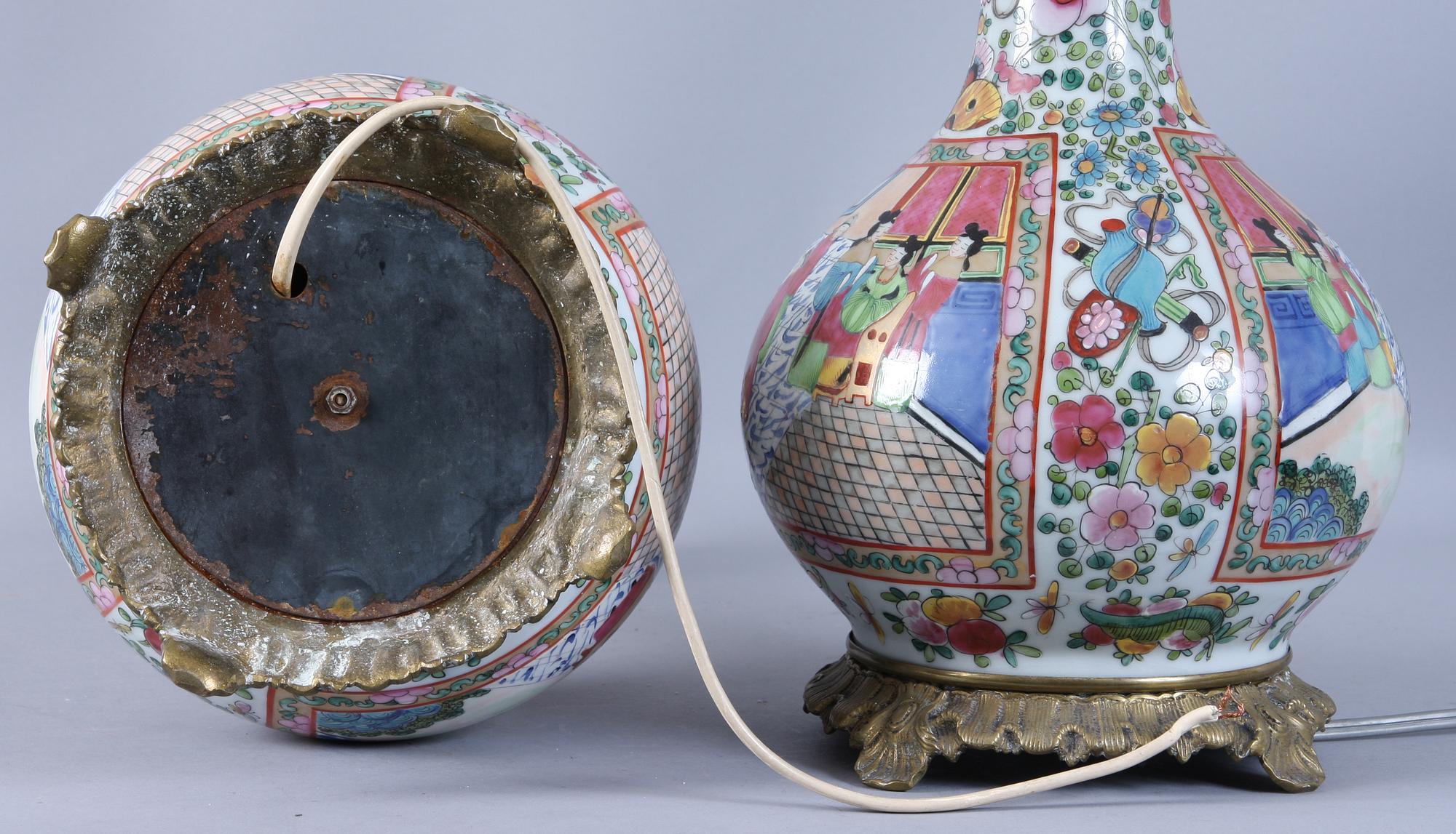 BORDSLAMPOR, ett par, porslin, Kina, Kanton, 1900-tal.