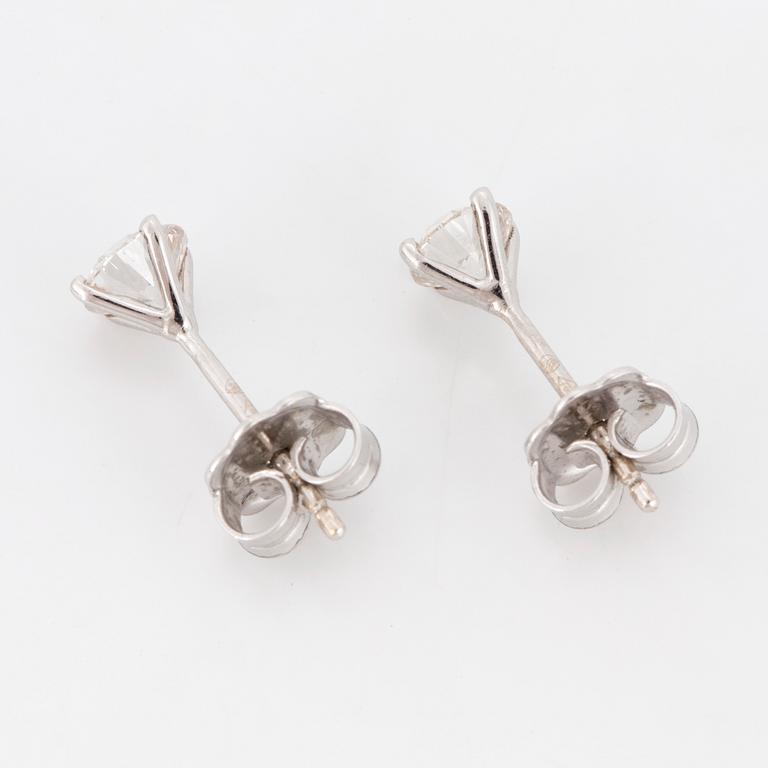 A pair of diamont stud earrings.