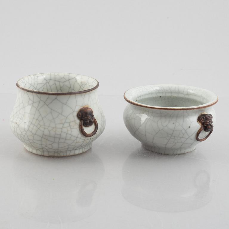 A Chinese ge glazed stoneware brush washer, a vase and two bowls, early 20th century.