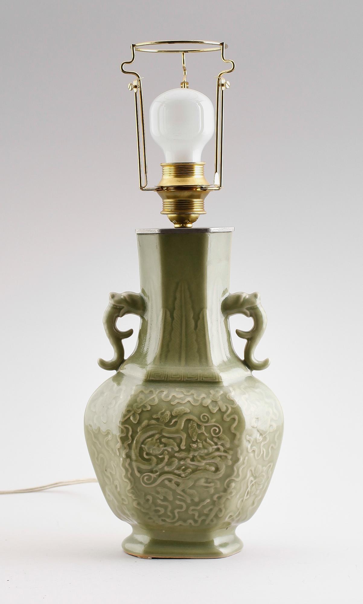 BORDSLAMPA, porslin, Kina, 1900-talets andra hälft.
