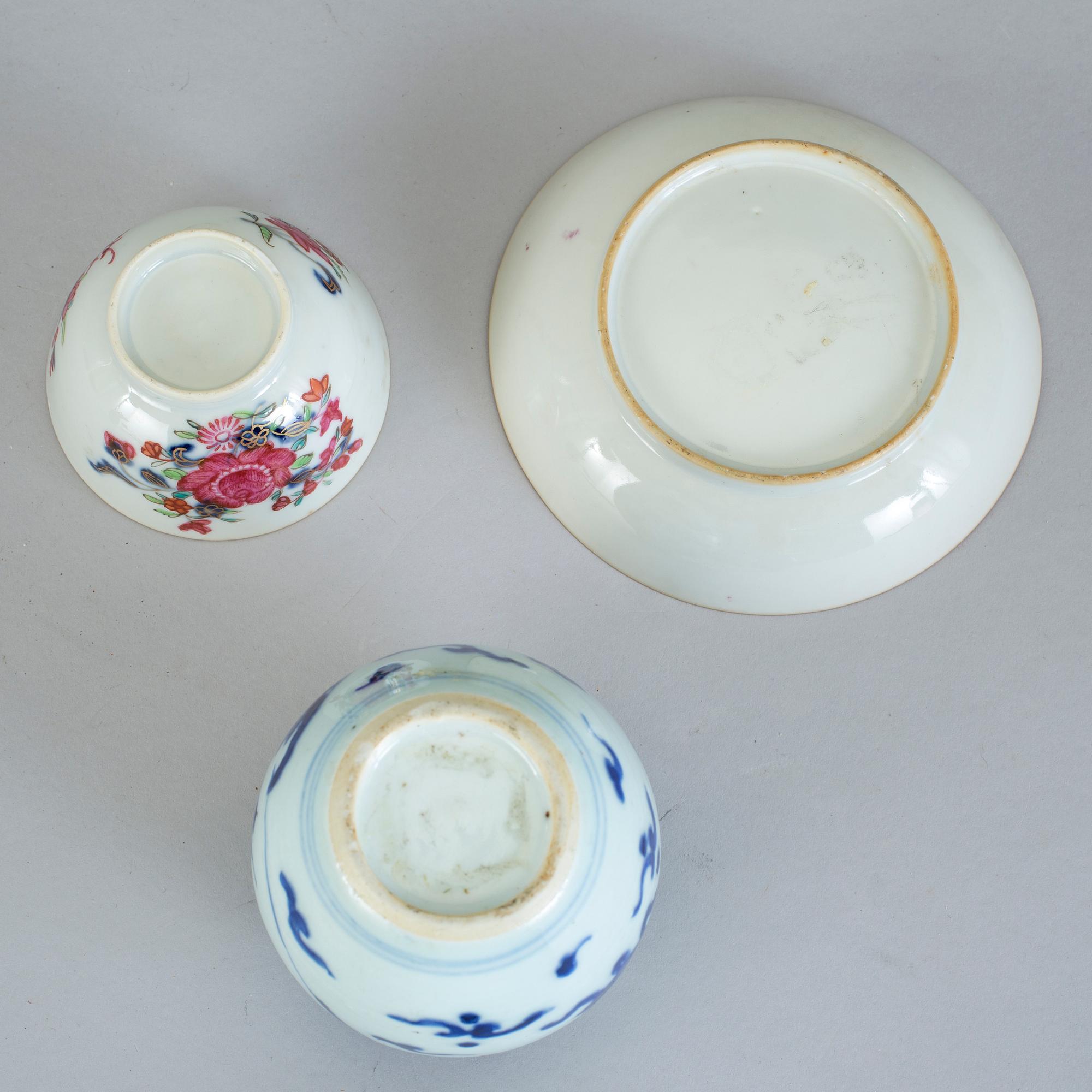 PARTI, sex delar, porslin. Qingdynastin och en senare vas med Kangxis märke.