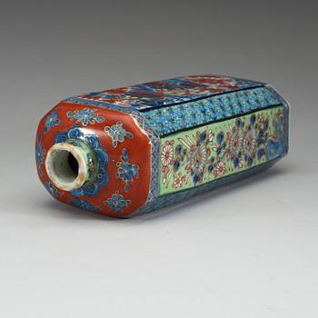 An clobbered bottle, Qing dynasty, Kangxi (1662-1722).