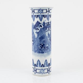 A porcelain vase, China, 20th century.