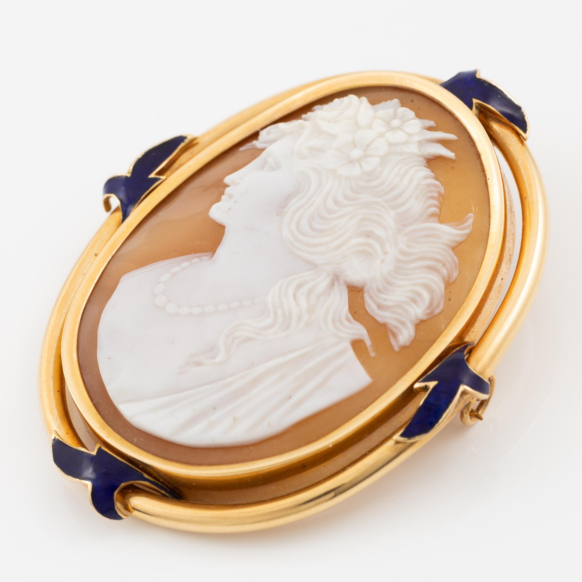 Brooch/pendant 18K gold with a shell cameo and enamel details.