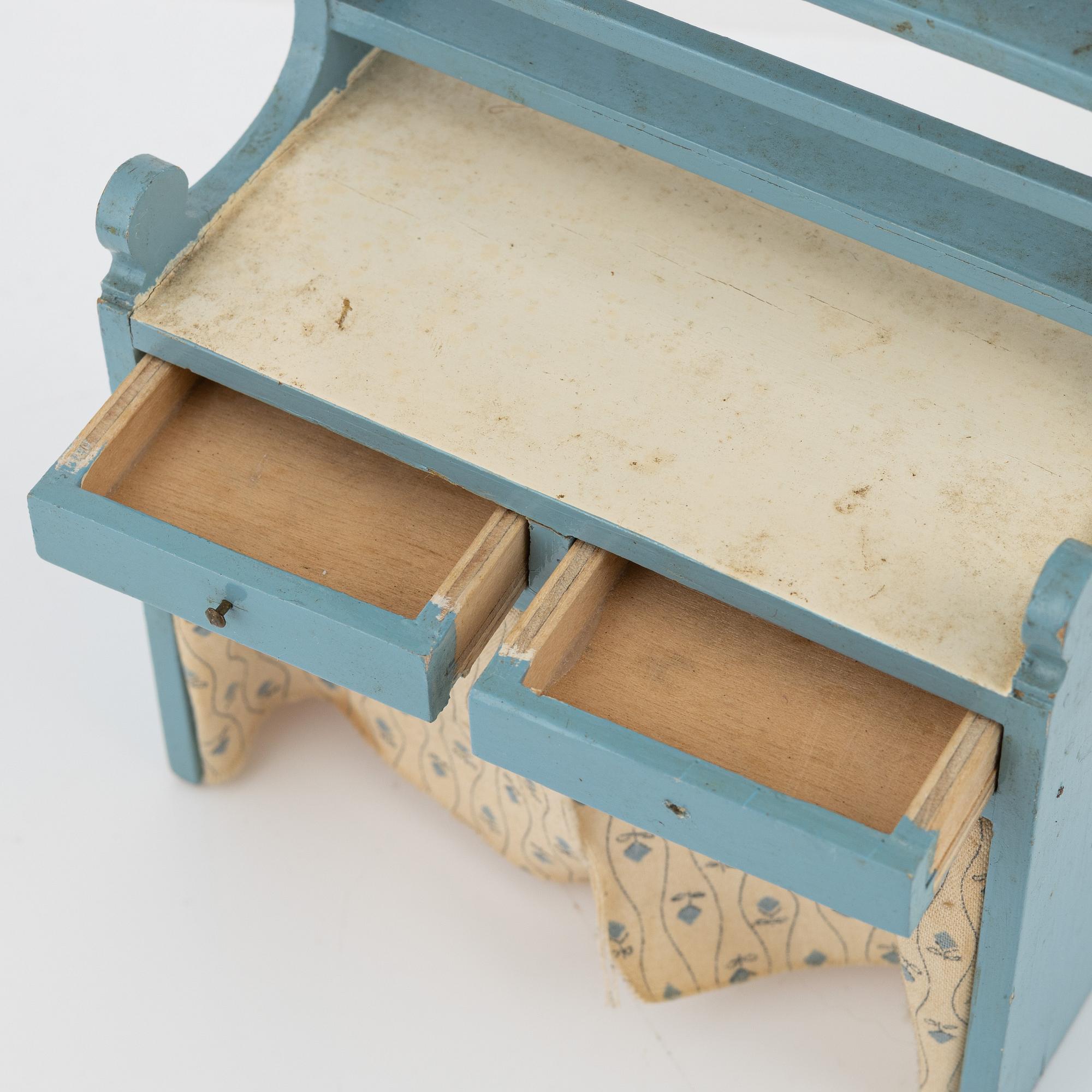 A lot of 14 pieces of doll house furniture by Nolbyn Värmländskt hantverk, 20th century.