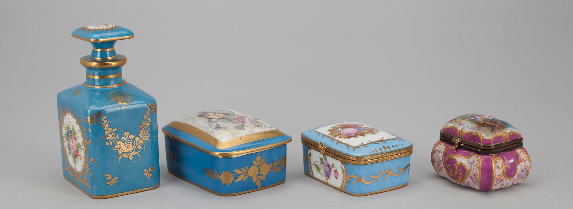 FLASKA samt ASKAR, 3 st, porslin, rokokostil, möjligen Frankrike 1900-tal.