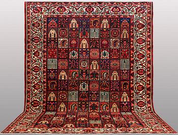 A CARPET, Semi- antique Baktiari, ca 473 x 330 cm.