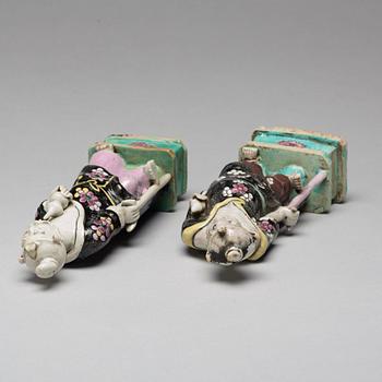 A pair of famille rose figures of 'Immortals', Qing dynasty, late 18th Century.