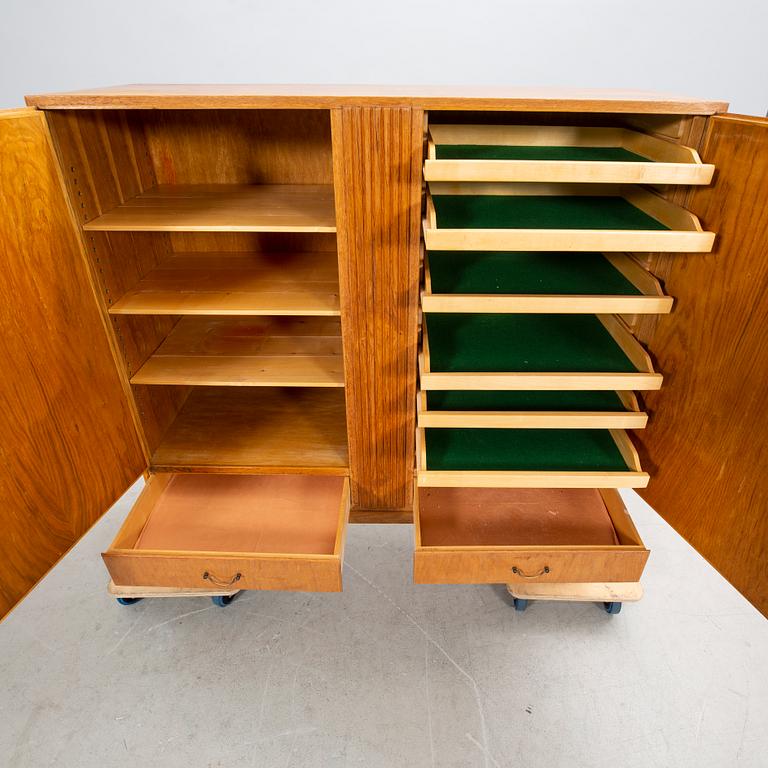 A 1940/50s oak cabinet.
