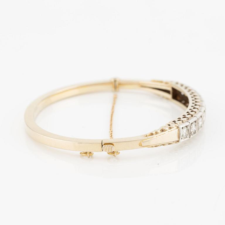 Bangle in 18K gold with round brilliant-cut diamonds.