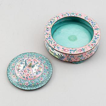 A set of tree chinese boxes with cover, and 6 dishes, enamel on copper, China, early 20th Century.