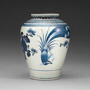 A blue and white Japanese jar, Edo period, 17th Century.