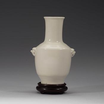 A blanc de chine vase, late Qing dynasty (1644-1912).