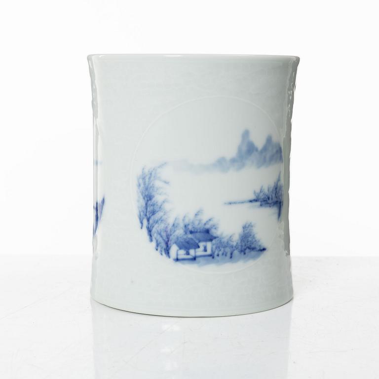A Chinese blue and white 'anhua' porcelain brush pot, 20th century.