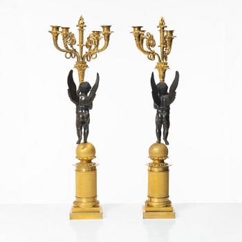 Kandelabrar, ett par, för fyra ljus, Frankrike, 1800-talets början, Empire.