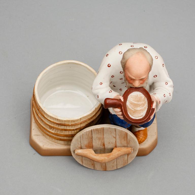 FIGURIN med BURK, biskvi. Ryssland, Gardner (Dmitrovsk Porcelain Factory), 1900-talets första hälft.