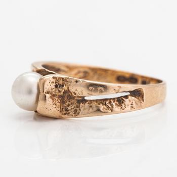 Björn Weckström, Sormus "Lapin kevät", 14K kultaa ja viljelty helmi. Lapponia.
