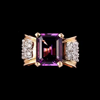 RING, 14k guld med ametist samt 16 briljantslipade diamanter. Vikt 10 g.