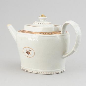 A famille rose teapot with cover, Qing dynasty, Jiaqing (1796-1820).