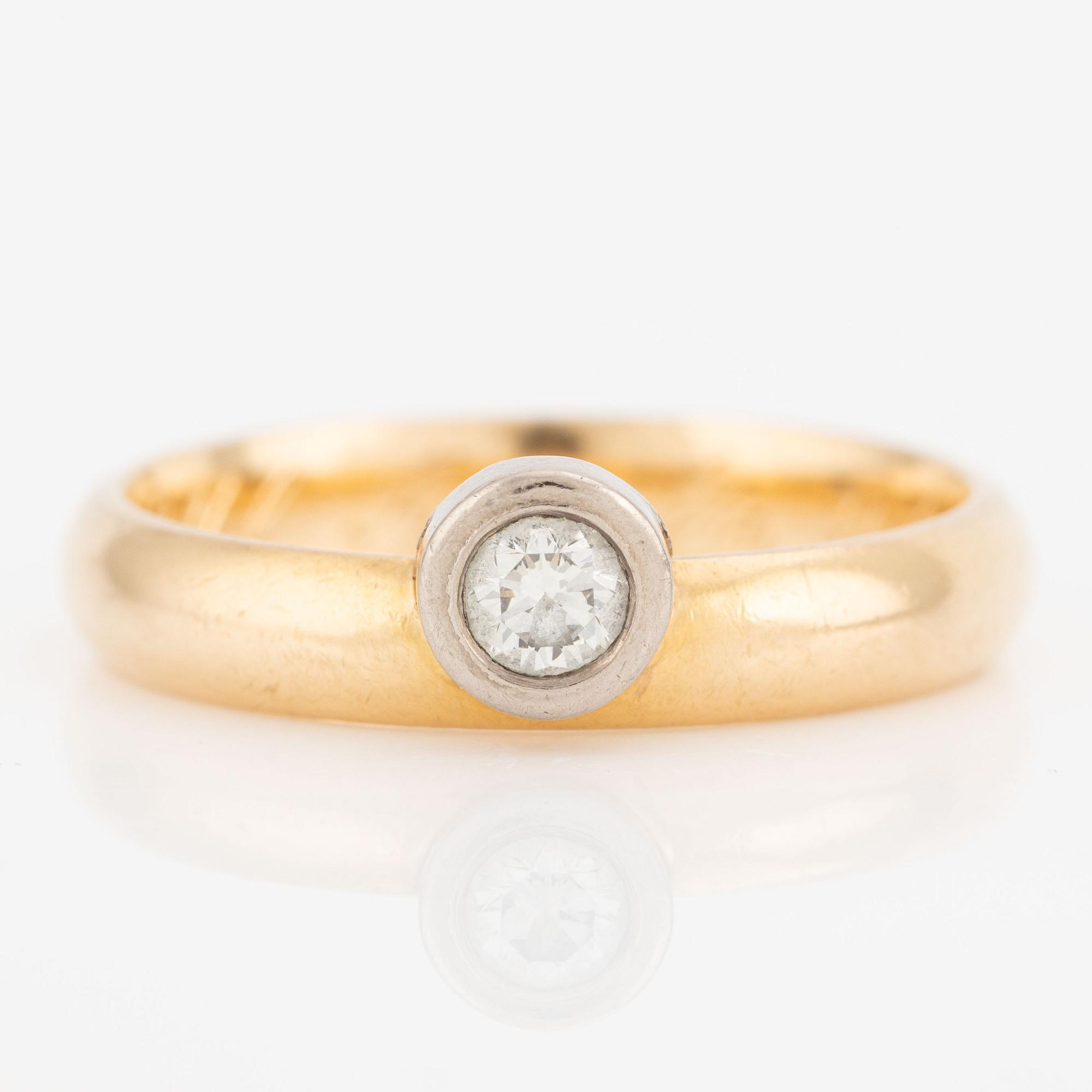 Ring 18K guld med en rund briljantslipad diamant 0.15 ct enligt gravyr.