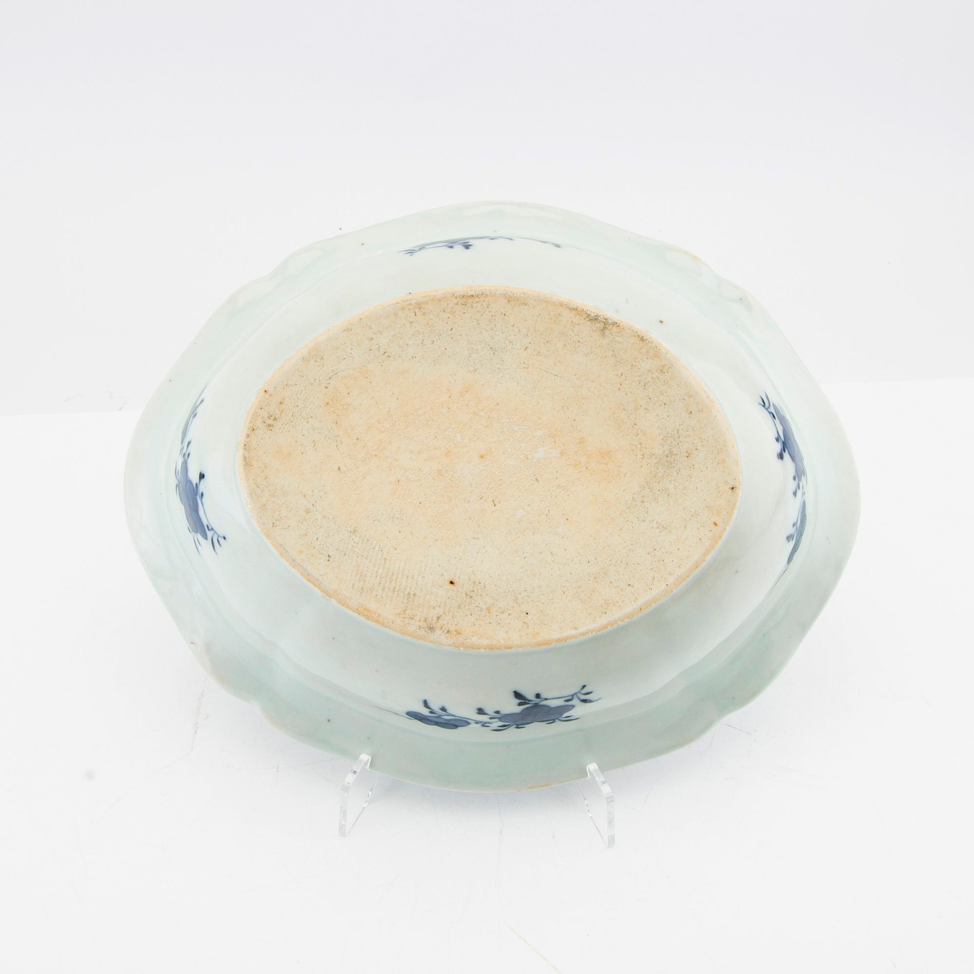 A blue and white export porcelain tureen with cover, China, Qing dynasty, around 1800.