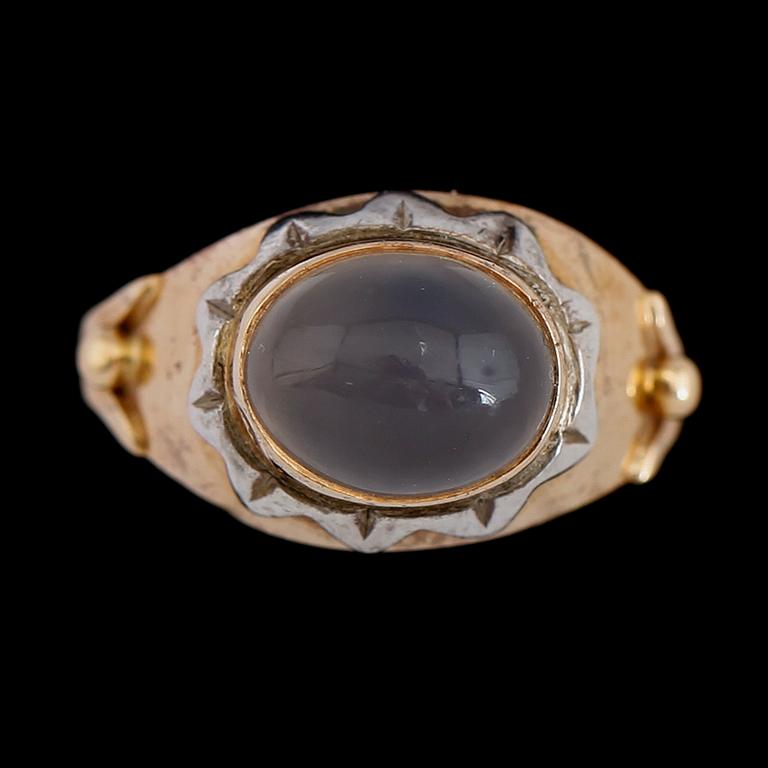 RING, 18 k guld/vitguld, cabochonslipad månsten, svenska stämplar Stigbert, Stockholm 1954.