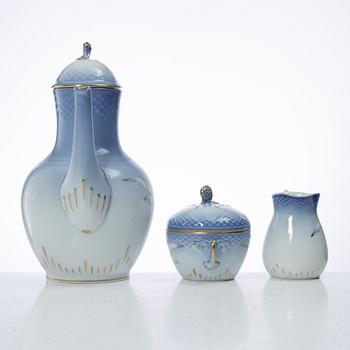 A 62 piece "Måsen" service, Bing & Grøndahl.