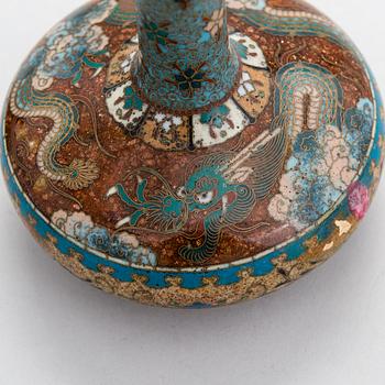 Vaser, ett par, cloisonnéemalj, Japan 1800-talets slut/ 1900-talets början.