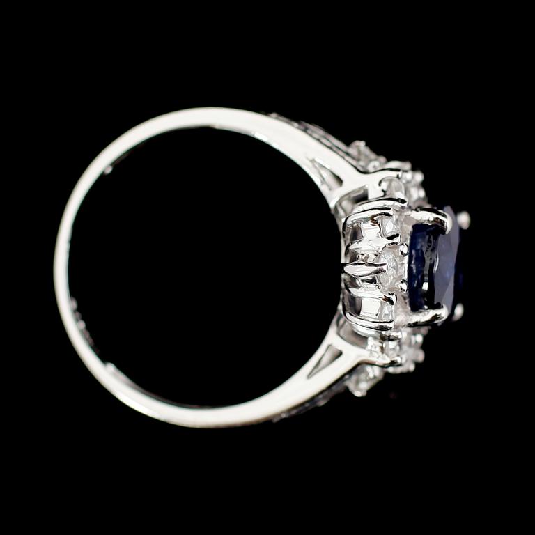 RING, 10 k vitguld, blå safir 3,15 ct, briljantslipade diamanter tot ca 0,70 ct.